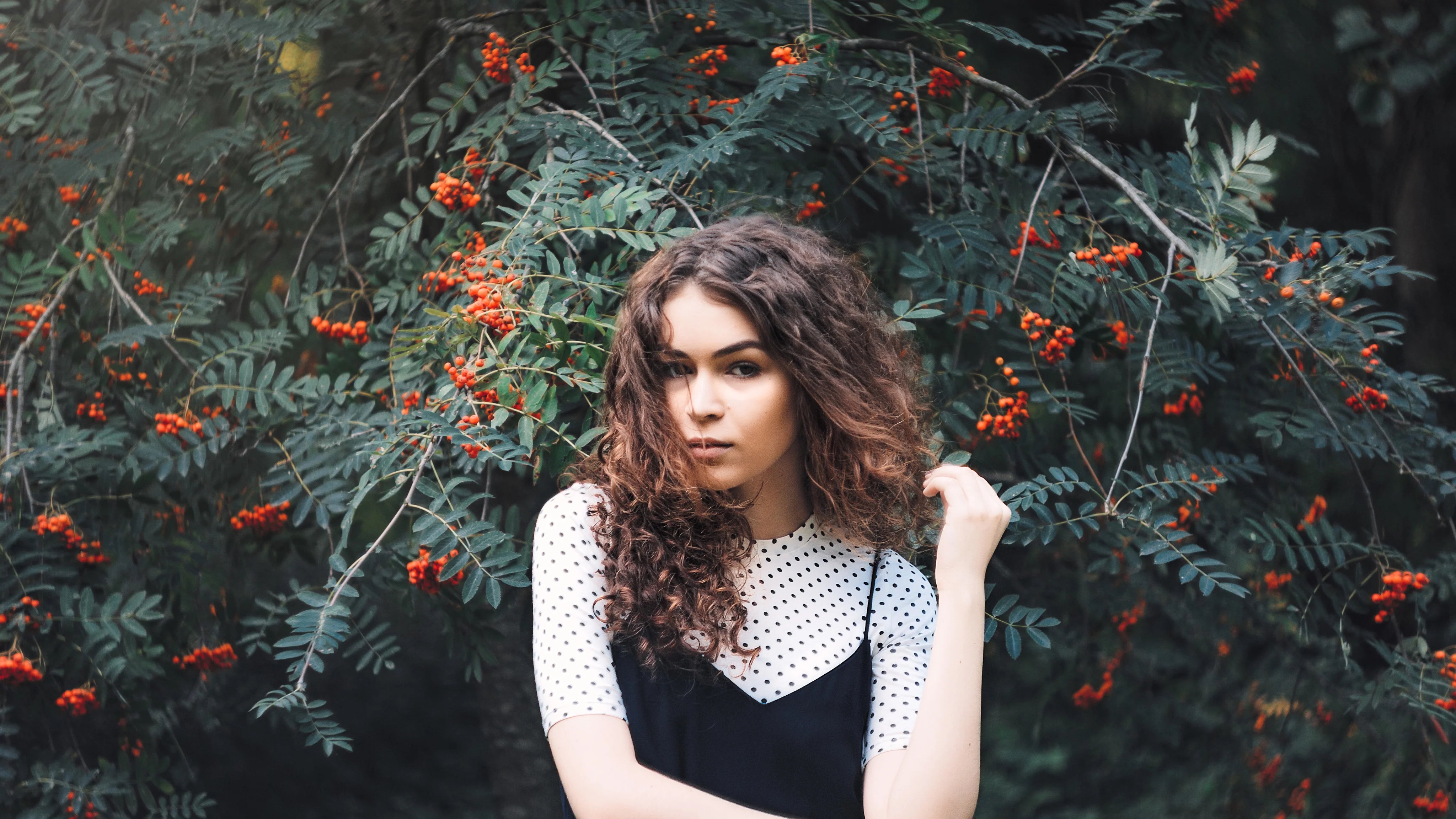 files/woman-infront-of-tree-with-berries_1.webp